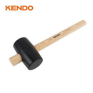 Mazo de goma, negro, mango de madera.