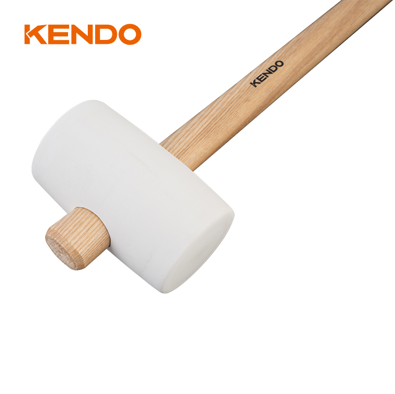 Mazo de goma, blanco, mango de madera.